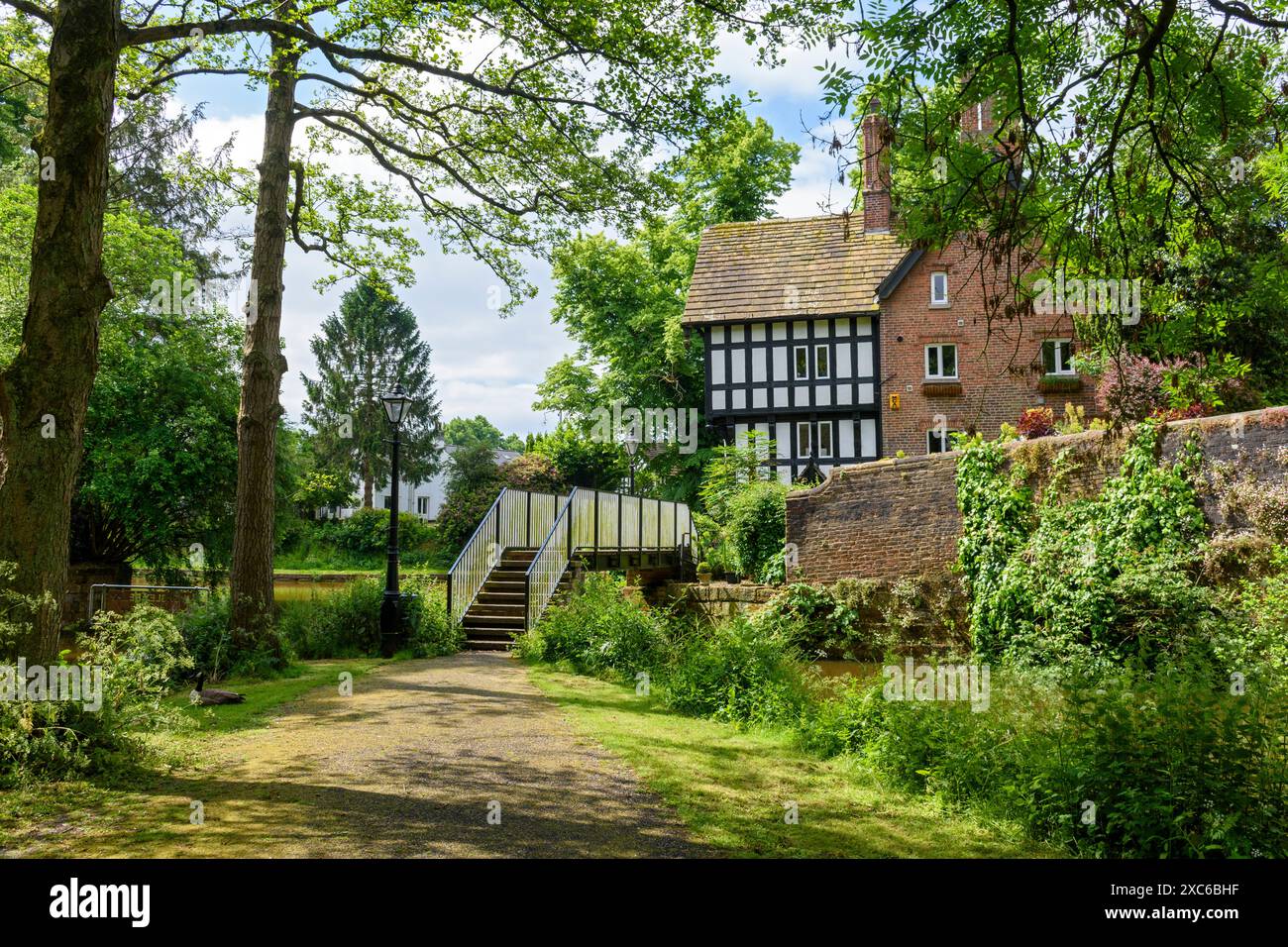 L'Alphabet Bridge e la Worsley Packet House, presso il Bridgewater Canal a Worsley, Salford, Greater Manchester, Inghilterra, Regno Unito Foto Stock