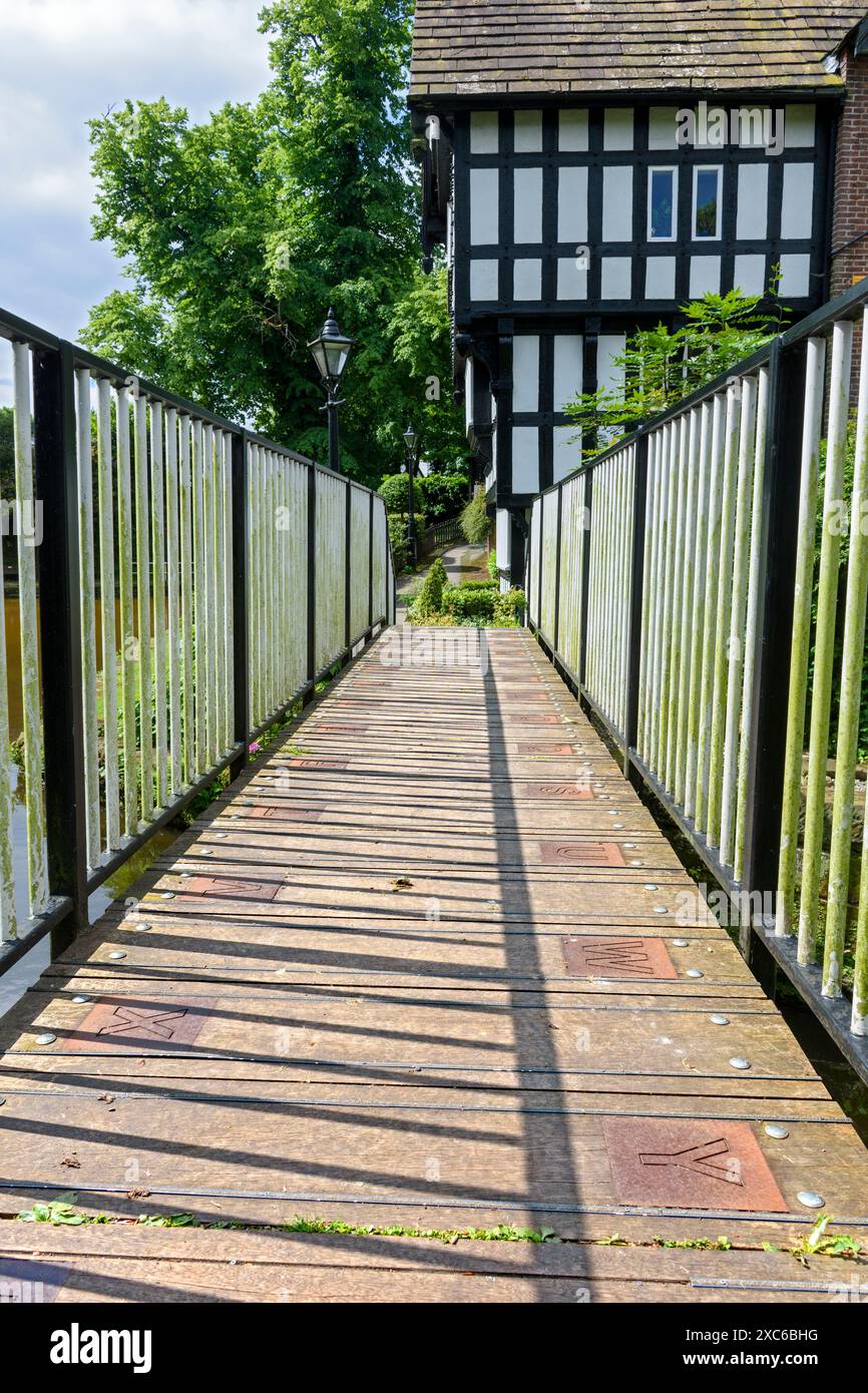 L'Alphabet Bridge e la Worsley Packet House, presso il Bridgewater Canal a Worsley, Salford, Greater Manchester, Inghilterra, Regno Unito Foto Stock