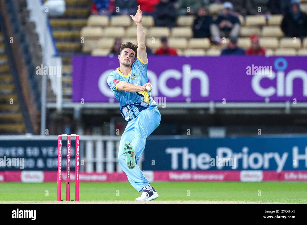 Jordan Thompson in azione di bowling svoltasi a Birmingham il 14 giugno 2024 durante il Vitality Blast match tra Warwickshire Bears e Yorkshire Viki Foto Stock