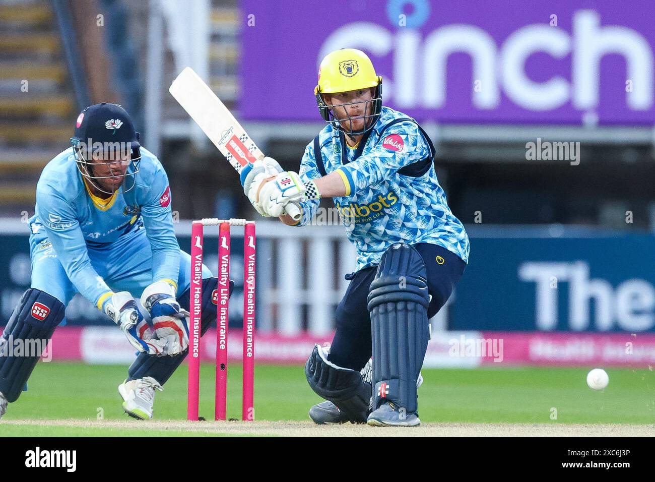 Alex Davies apre la battuta di Birmingham, Regno Unito, il 14 giugno 2024, durante la partita Vitality Blast tra Warwickshire Bears e Yorkshire Vikings, Foto Stock