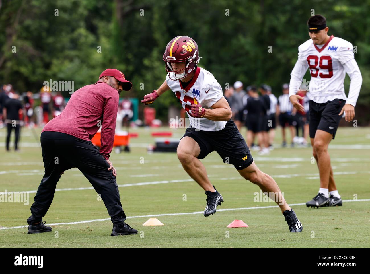 Il wide receiver dei comandanti di Washington Luke McCaffrey (12) esegue esercitazioni nel mini campo presso l'OrthoVirginia Training Center al Commanders Park di Ashburn, Virginia, l'11 giugno 2024 (Alyssa Howell per Image of Sport) Foto Stock