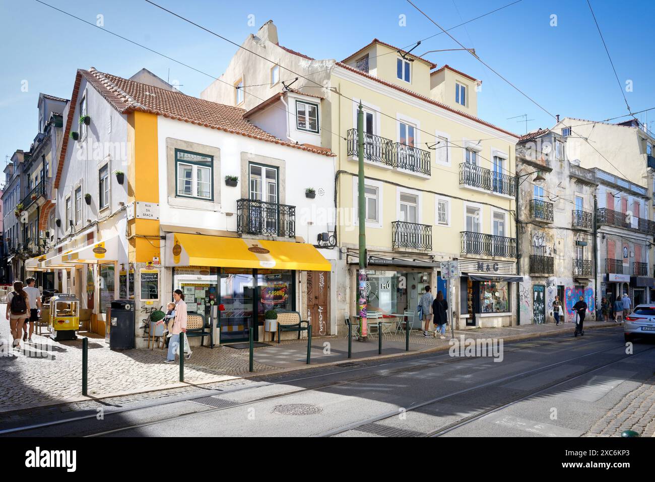 Lisbona, Portogallo, maggio 27 2024: Traffico sulla strada principale del quartiere di Graa a Lisbona Foto Stock