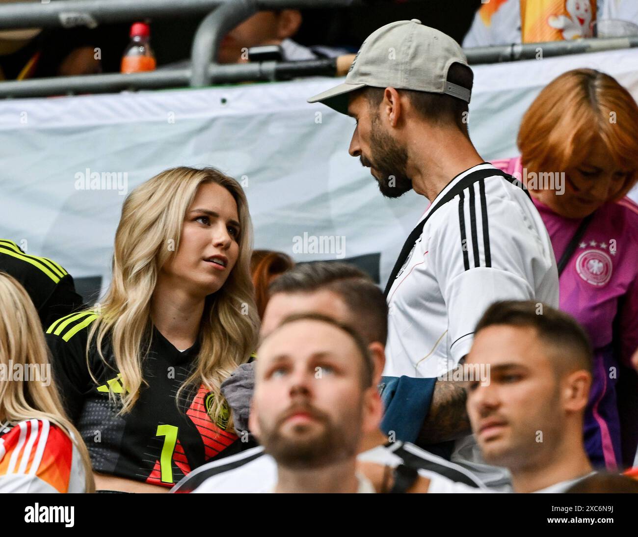 14.06.2024, xpsx, UEFA Euro 2024 Vorrunde, Deutschland - Schottland v.l. Anika Neuer DFL/DFB VIETA QUALSIASI USO DI FOTOGRAFIE come SEQUENZE DI IMMAGINI e/o QUASI-VIDEO, München Bayern Deutschland DEU Stadion München *** 14 06 2024, xpsx, UEFA Euro 2024 preliminare, Germania Scozia V l Anika Neuer DFL DFB PROIBISCE QUALSIASI USO DI FOTOGRAFIE come SEQUENZE DI IMMAGINI e/o QUASI VIDEO , Monaco di Baviera Germania DEU Stadion München Foto Stock