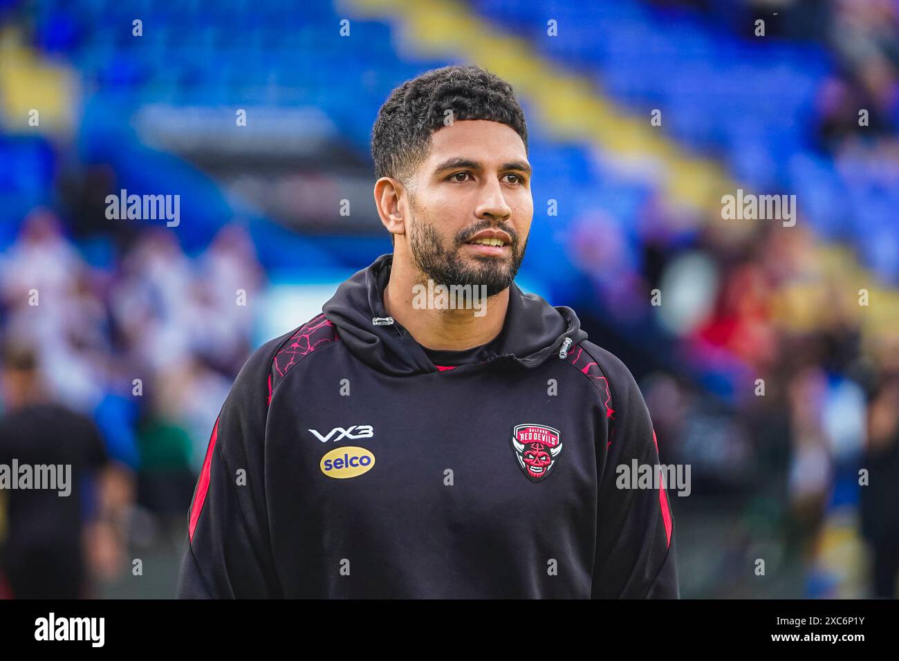 Warrington, Cheshire, Regno Unito. 14 giugno 2024. Super League Rugby: Warrington Wolves vs Salford Red Devils all'Halliwell Jones Stadium. Nene Macdonald pre-partita dando un'occhiata al campo HJ. Credito James Giblin/Alamy Live News. Foto Stock