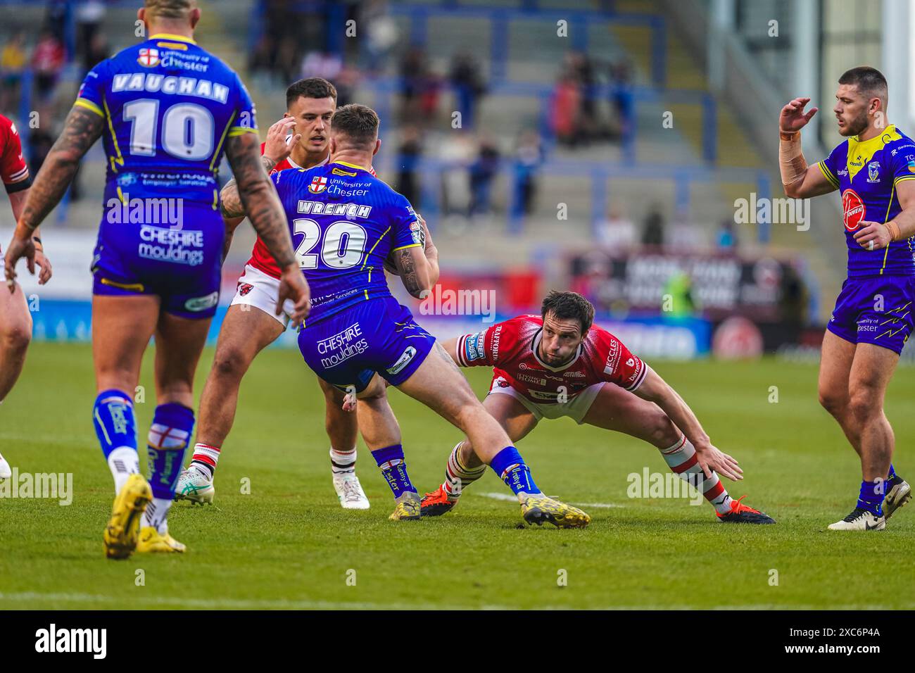 Warrington, Cheshire, Regno Unito. 14 giugno 2024. Super League Rugby: Warrington Wolves vs Salford Red Devils all'Halliwell Jones Stadium. Joe mellor si allunga per affrontare Connor Wrench con l'aiuto di Oliver Partington. Credito James Giblin/Alamy Live News. Foto Stock