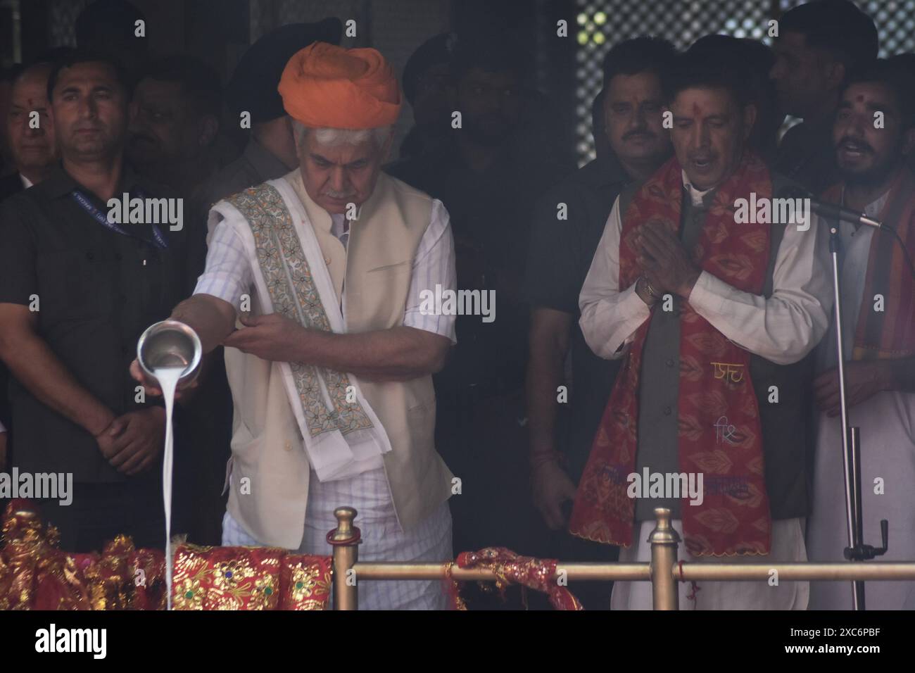 Gandarbal, India. 14 giugno 2024. Il tenente governatore (LG) di Jammu e Kashmir Shri Manoj Sinha versa latte mentre pregia durante l'annuale festival "Mela Kheer Bhawani" in un tempio nel villaggio di Tull Mulla alla periferia di Srinagar, l'amministrazione indiana del Kashmir il 14 giugno 2024. (Foto di Mubashir Hassan/Pacific Press) credito: Pacific Press Media Production Corp./Alamy Live News Foto Stock