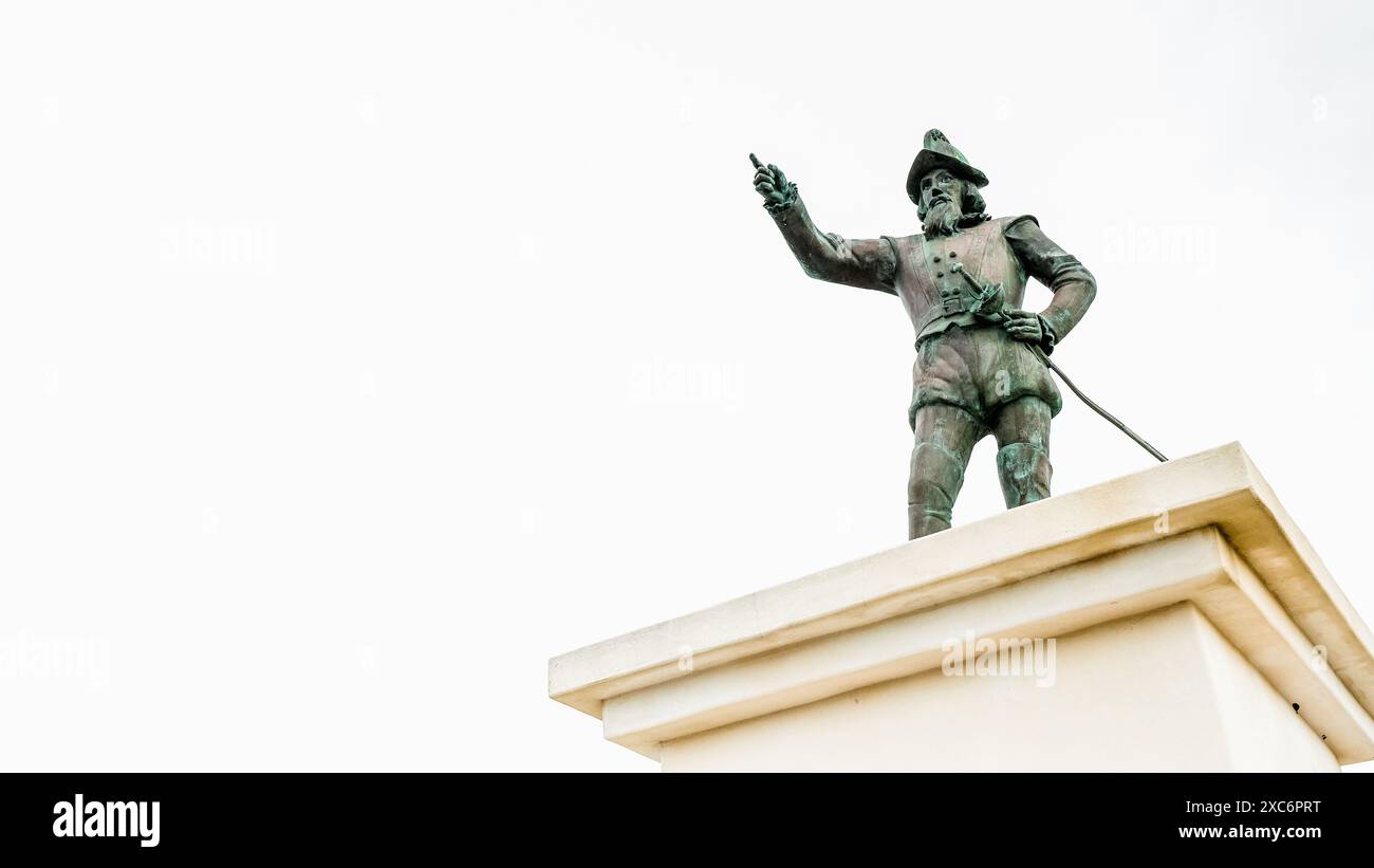 Statua di Colombo che punta all'orizzonte su piedistallo di marmo con mappa su sfondo bianco - St. Augustine, Florida USA 03.15.2024 Foto Stock