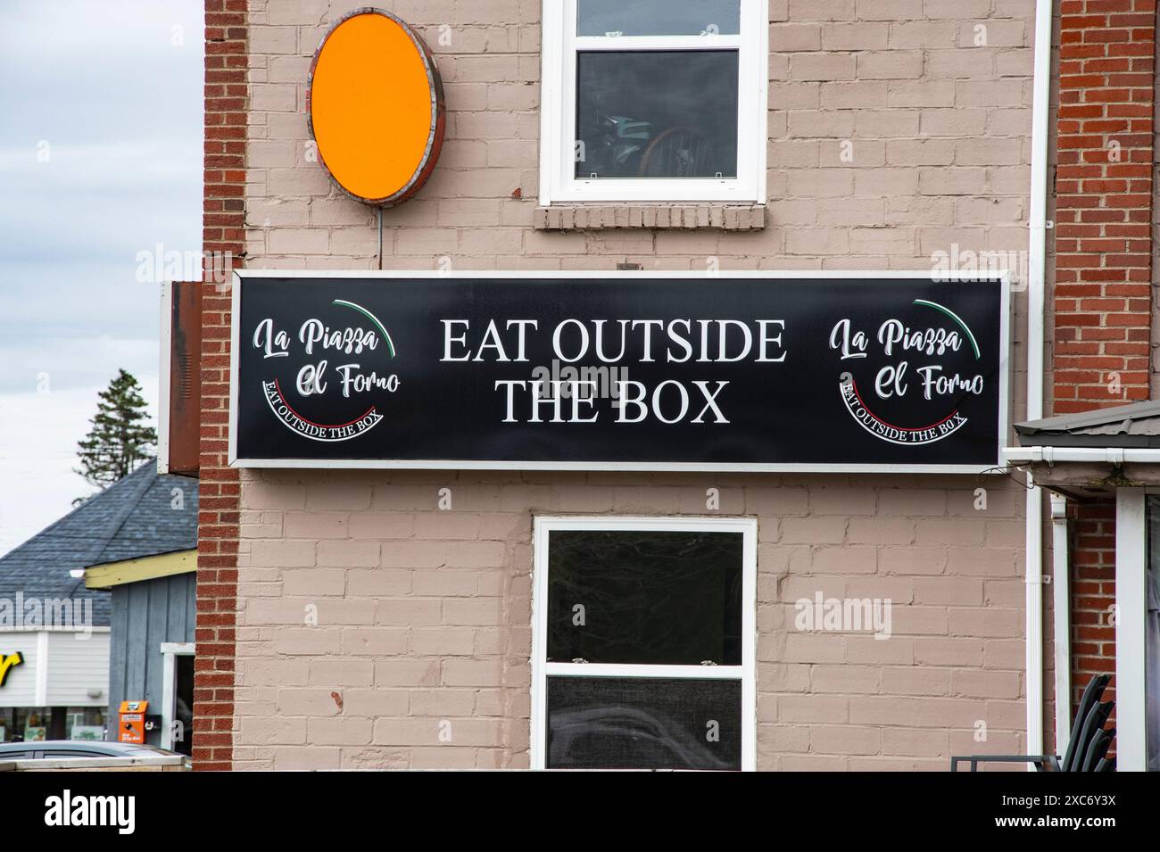 Insegna "Eat Outside the Box" ad Antigonish, nuova Scozia, Canada Foto Stock