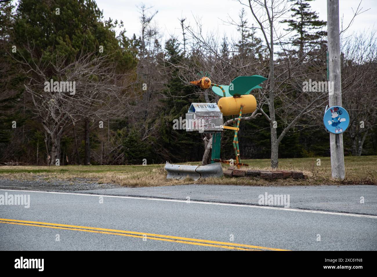 Cassetta postale per uccelli fatta in casa riutilizzata da un serbatoio di propano e altri oggetti scartati sull'autostrada 7 a Tangeri, nuova Scozia, Canada Foto Stock