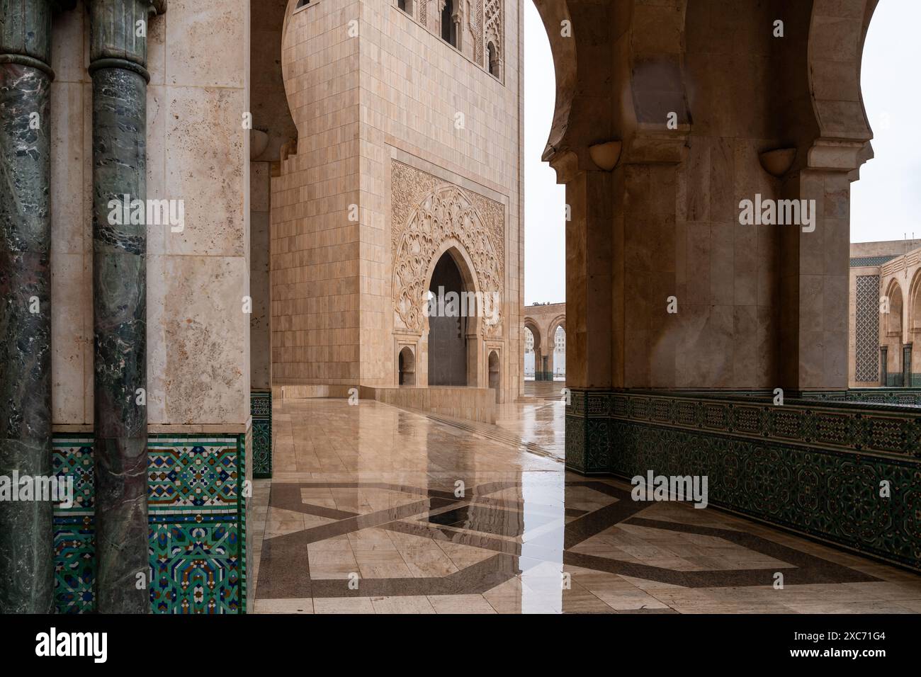 Casablanca, Marocco - 25 marzo 2024: Particolare della famosa seconda moschea di Hassan durante una giornata di pioggia Foto Stock