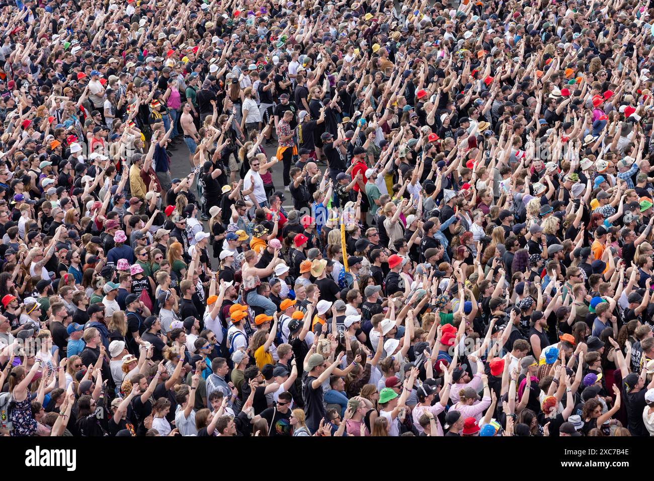 Adenau, Germania, 8 giugno 2024: I fan ascoltano la band Donots e alzano le braccia in aria al Rock am Ring. Il festival si svolge al Foto Stock
