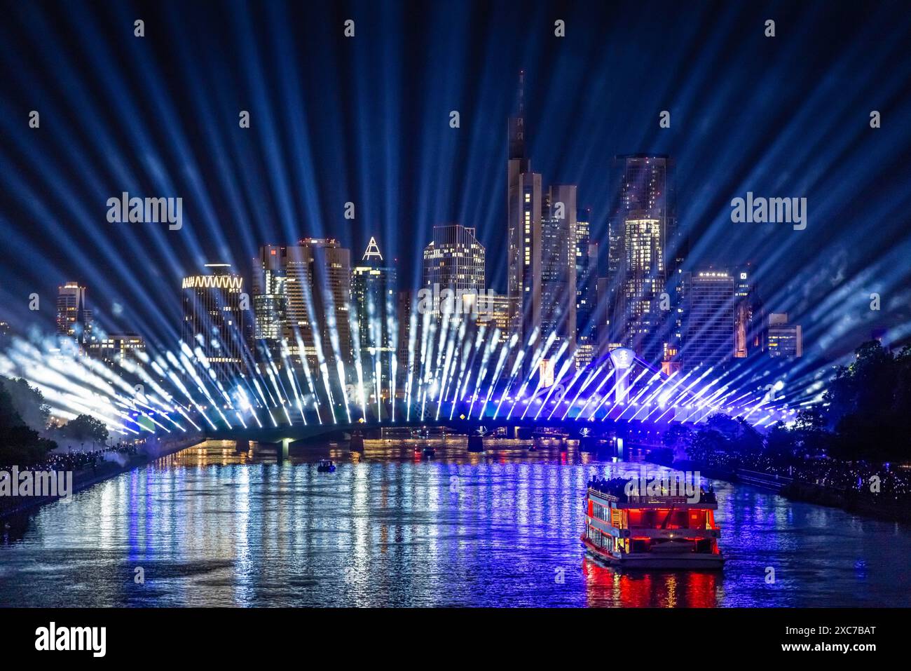 Uno spettacolare spettacolo di luci al Floesserbruecke di Francoforte sul meno mette gli spettatori nello stato d'animo per l'inizio del calcio europeo 2024 Foto Stock