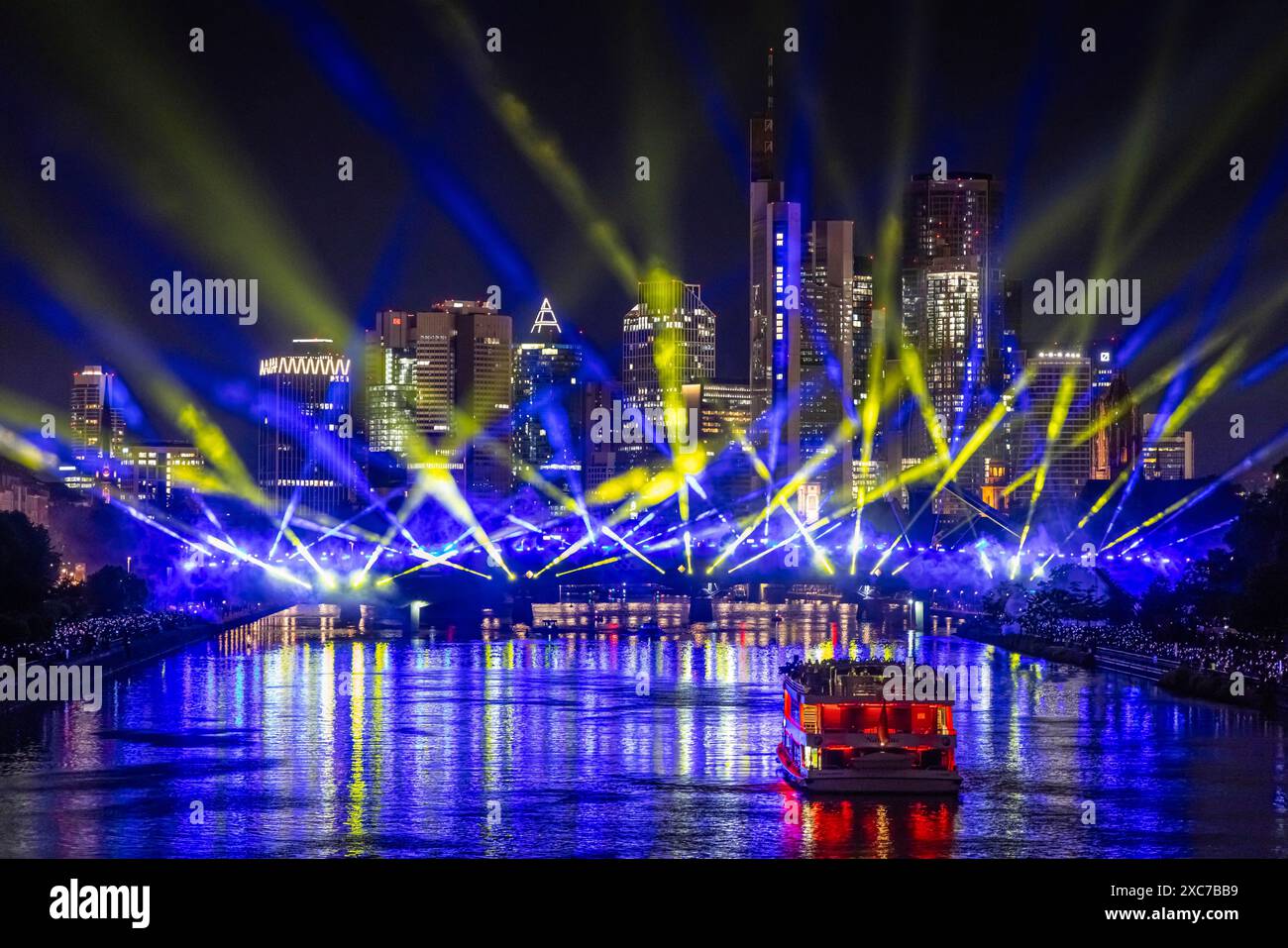 Uno spettacolare spettacolo di luci al Floesserbruecke di Francoforte sul meno mette gli spettatori nello stato d'animo per l'inizio del calcio europeo 2024 Foto Stock