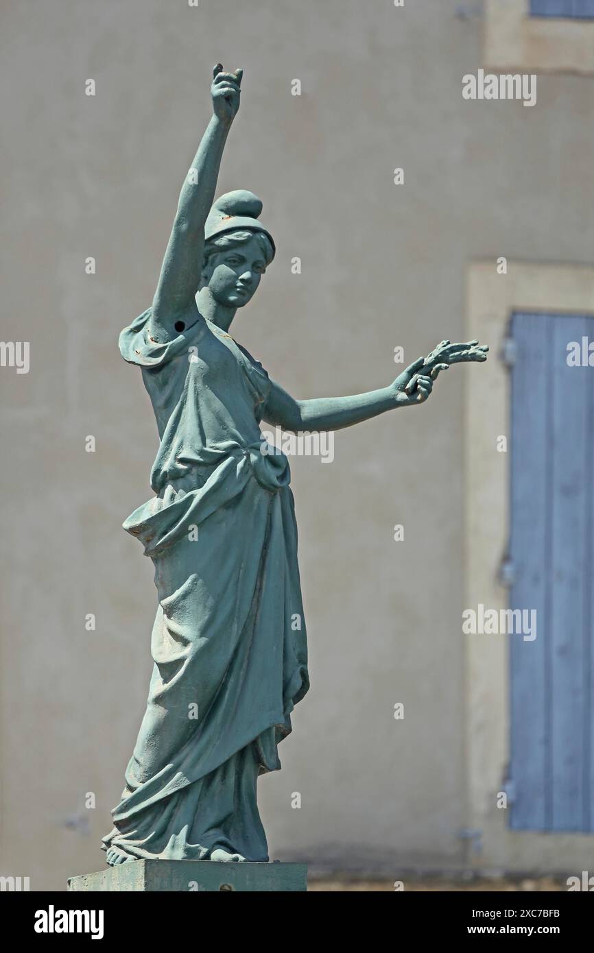 Scultura dell'allegoria della Repubblica francese, creata nel 1792, donna, bronzo, posa, gesto, braccia, in alto, in attesa, vittoria, Suze-la-Rousse, Drome Foto Stock
