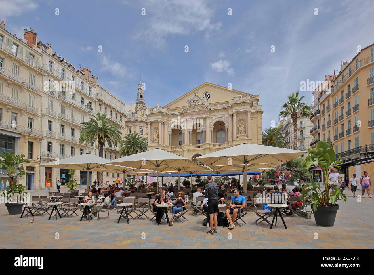 Pub di strada con ospiti, gente e opera, teatro, case, Place Victor Hugo, Tolone, Var, Provenza, Francia Foto Stock