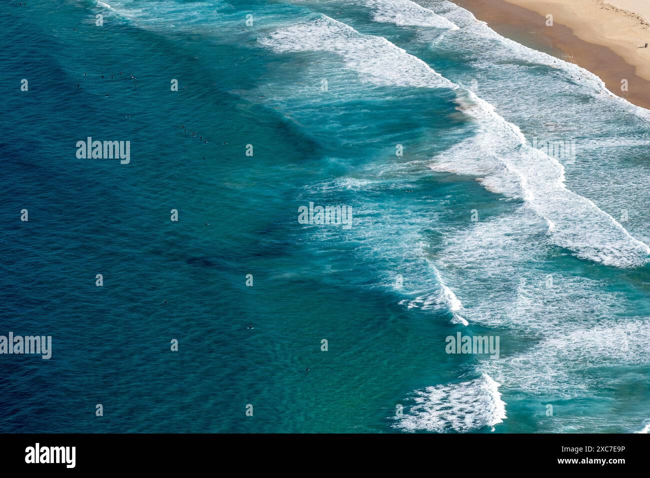 Onde che si infrangono sulla spiaggia di Sydney in inverno da un alto in elicottero Foto Stock