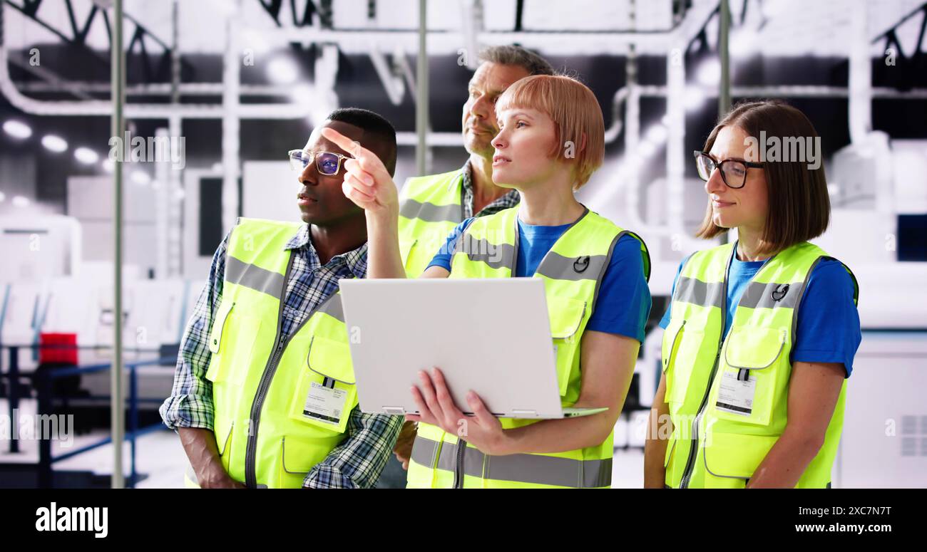 Ispezione OSHA del lavoratore in fabbrica utilizzando un computer portatile Foto Stock