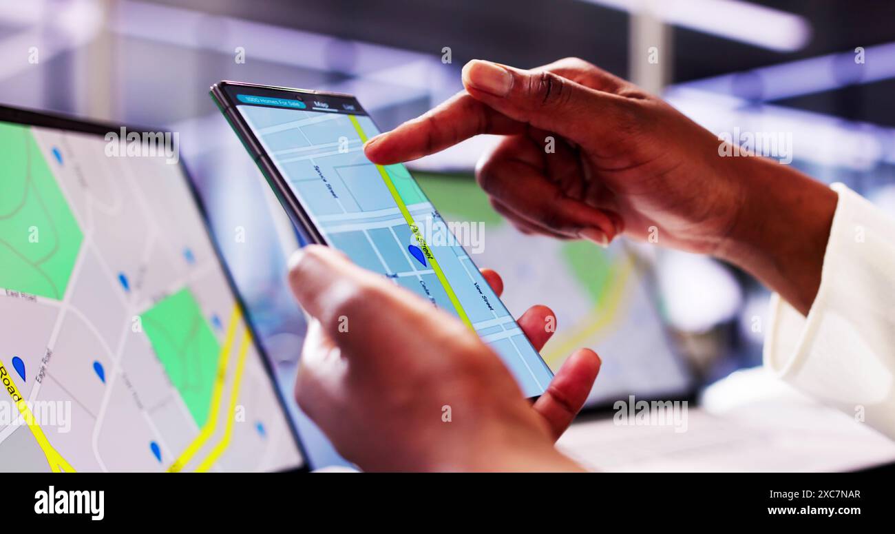 Agenzia Immobiliare localizzare la proprietà con mappa di navigazione GPS su smartphone per il cliente afroamericano presso il tribunale fallimentare Foto Stock