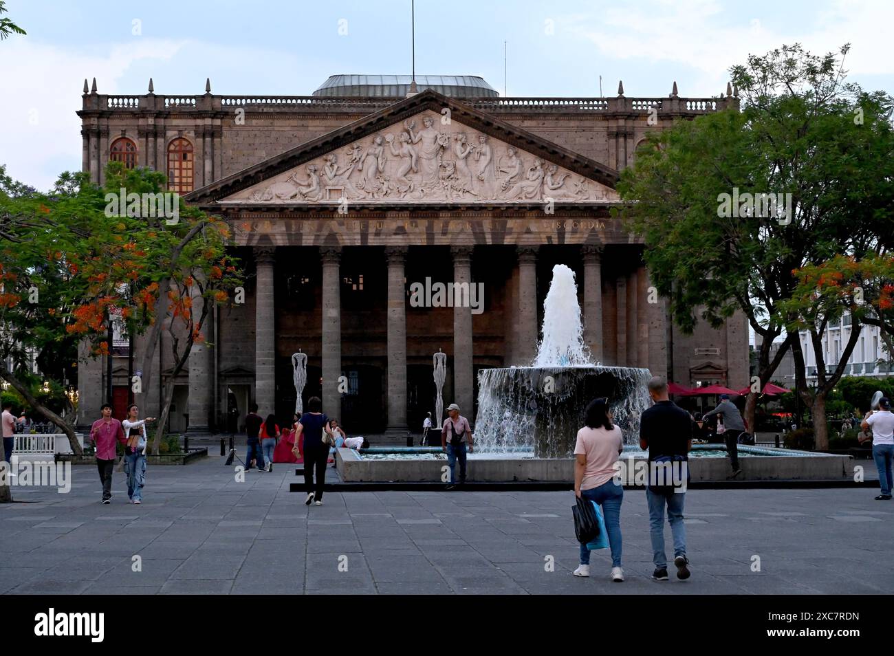 GUADALAJARA, JALISCO, MESSICO: Dopo dieci anni di costruzione, il Teatro Degollado, con le sue colonne corinzie, fu inaugurato il 13 settembre 1866. Foto Stock