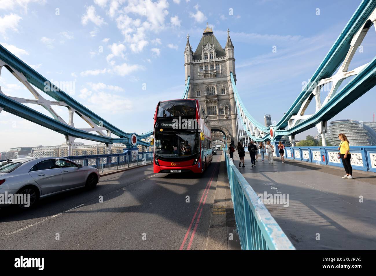 Vista generale del Tower Bridge vicino alla Torre di Londra, Londra, Regno Unito. Foto Stock