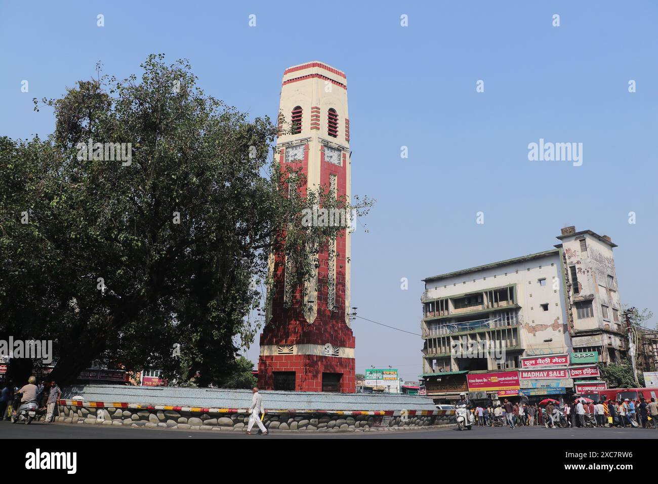 Una splendida vista mattutina della torre dell'orologio di Dehradun, stato di Uttarakhand Foto Stock