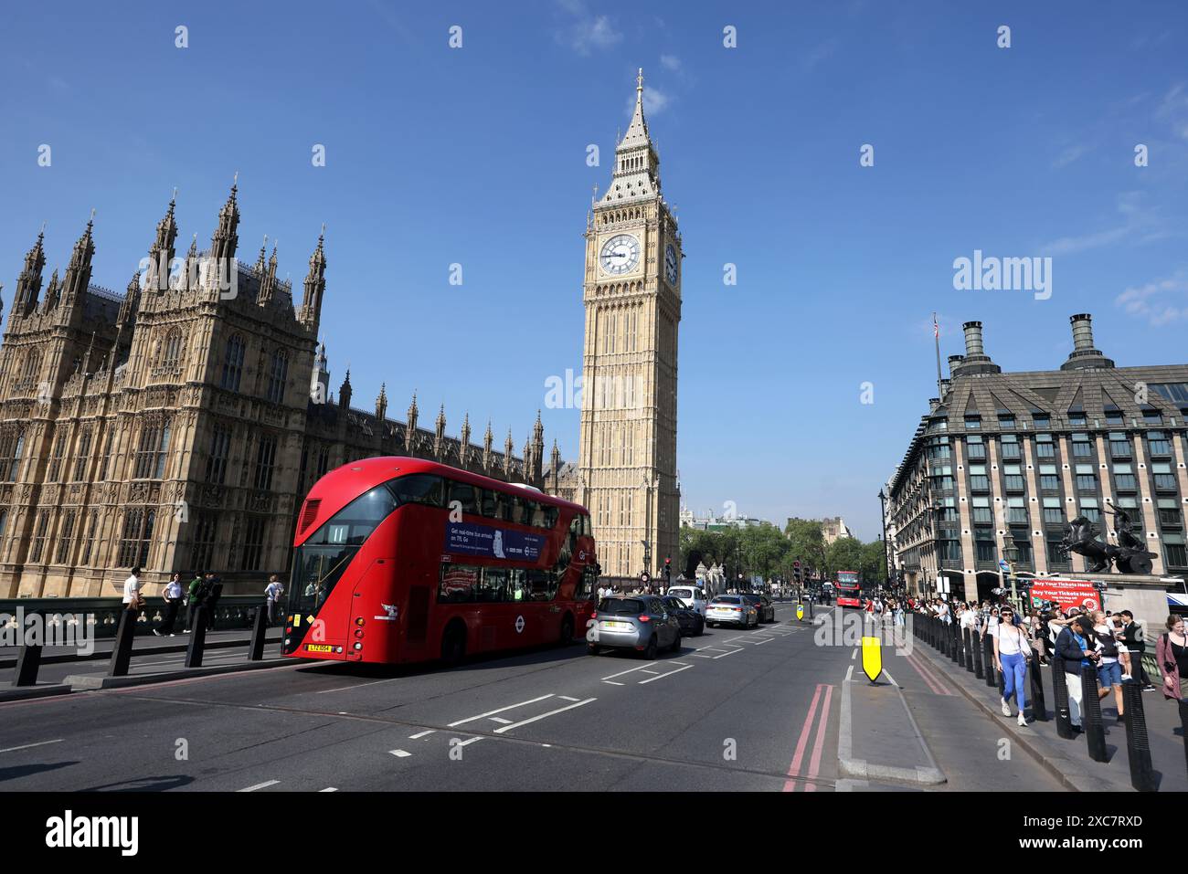 Vedute generali dei monumenti di Londra, del Big Ben, della Millennium Wheel, dei taxi neri, degli autobus di Londra e di Trafalgar Square, Londra, Regno Unito. Foto Stock