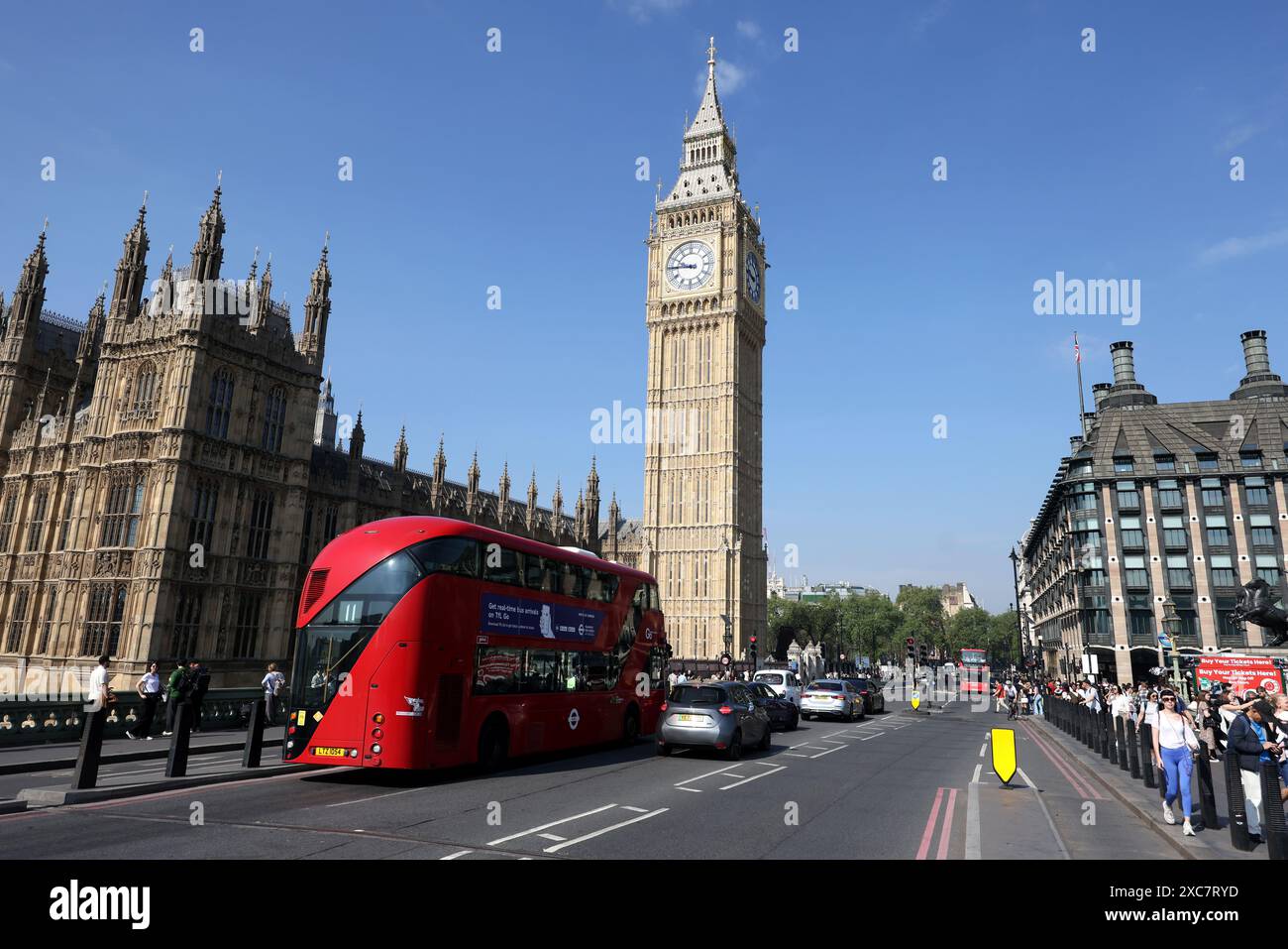 Vedute generali dei monumenti di Londra, del Big Ben, della Millennium Wheel, dei taxi neri, degli autobus di Londra e di Trafalgar Square, Londra, Regno Unito. Foto Stock