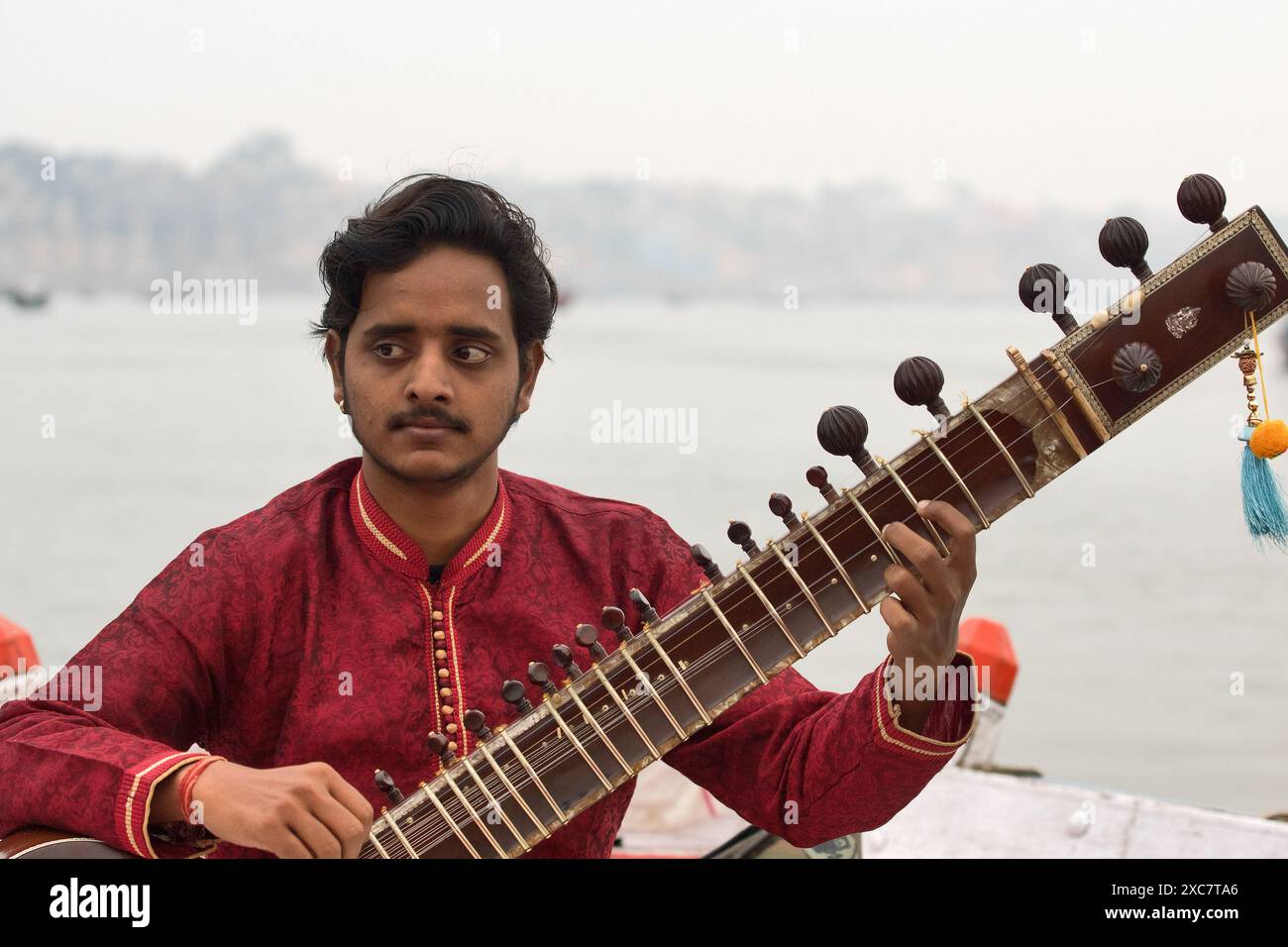 Varanasi, India: Giocatore di sitar. Varanasi è una delle città più antiche dell'India ed è considerata la città più sacra dell'induismo. Foto Stock