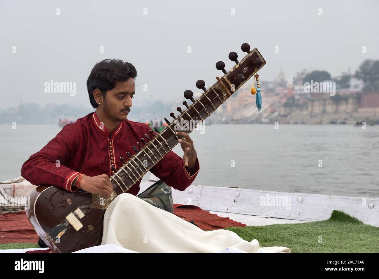 Varanasi, India: Giocatore di sitar. Varanasi è una delle città più antiche dell'India ed è considerata la città più sacra dell'induismo. Foto Stock