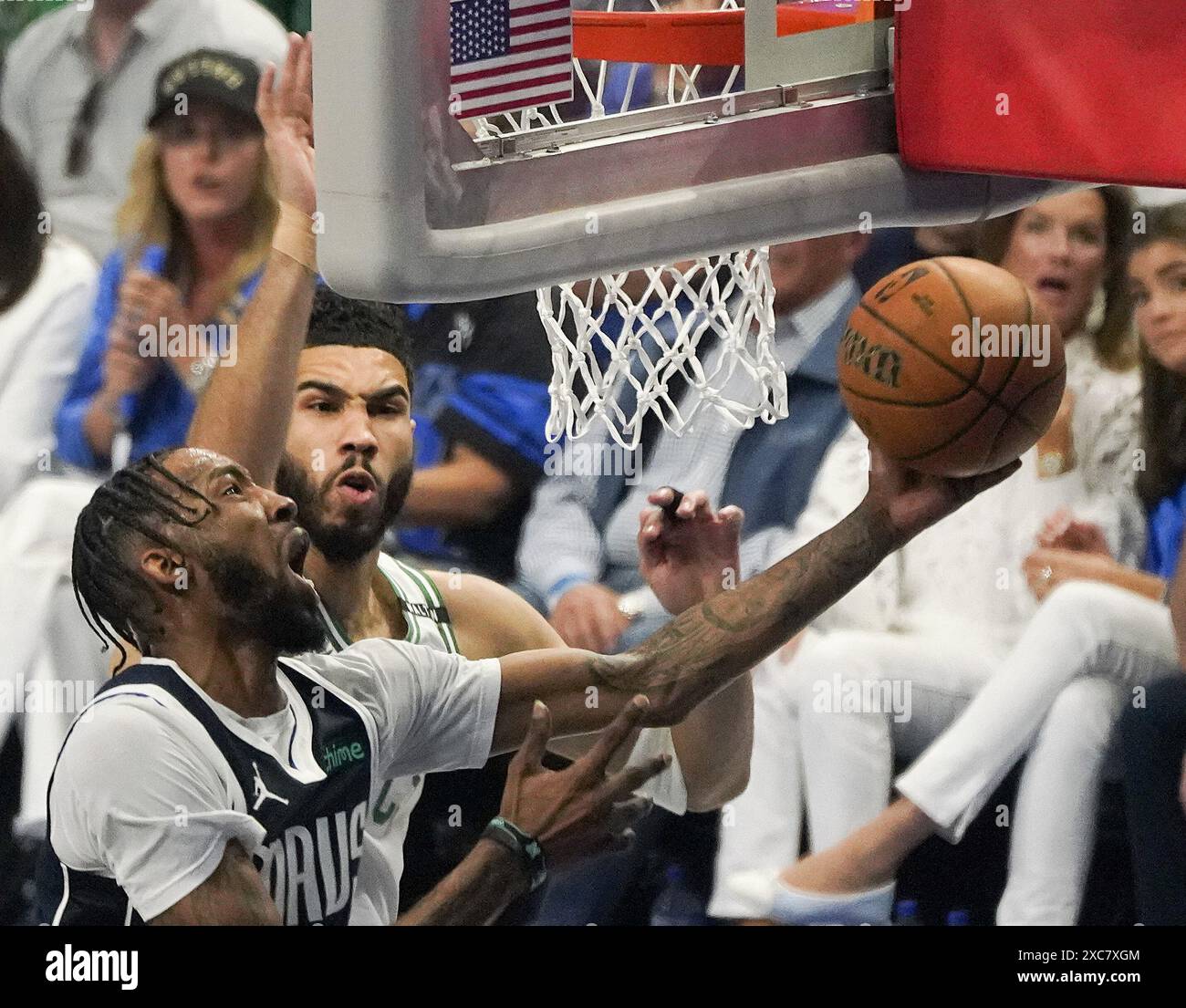 Dallas, Stati Uniti. 14 giugno 2024. Derrick Jones Jr. (Davanti) dei Dallas Mavericks va per un lay-up durante gara 4 tra Boston Celtics e Dallas Mavericks alle finali NBA della stagione 2023-2024 a Dallas, Texas, Stati Uniti, 14 giugno 2024. Crediti: Wu Xiaoling/Xinhua/Alamy Live News Foto Stock