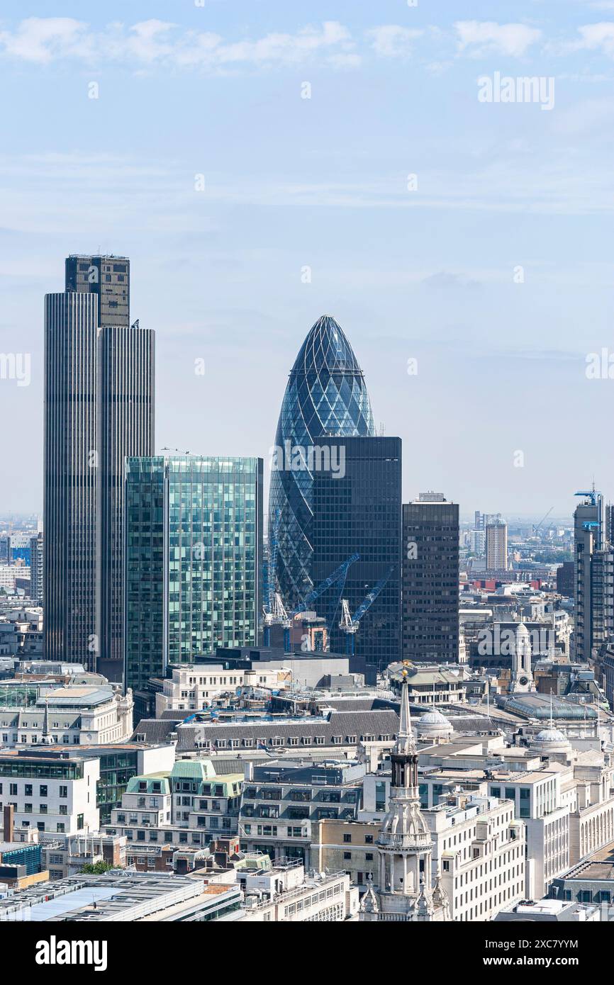 Vista dalla cattedrale di St Paul che include il Gherkin, la Torre 42, la torre e la guglia della chiesa di St Mary-le-Bow, sormontata da un drago d'oro. Foto Stock