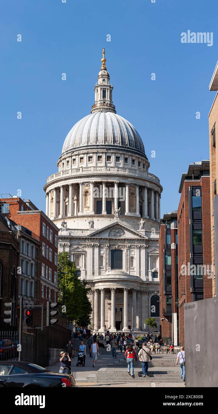 Londra, Regno Unito - 16 agosto 2010: Cattedrale di St Paul vista dall'intersezione della strada pedonale Peter's Hill con Queen Victoria Street. Foto Stock