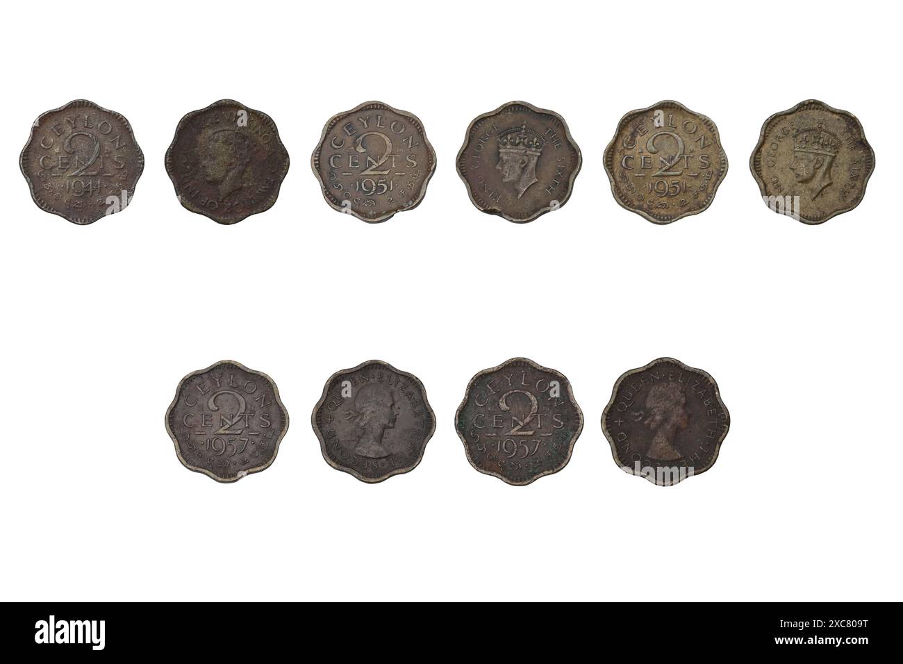 Kalutara, Sri Lanka - 27 gennaio 2024 - teste e code vedute delle vecchie monete di rame da due centesimi di Ceylon del 1944, 1951 e 1957 sono isolate Foto Stock