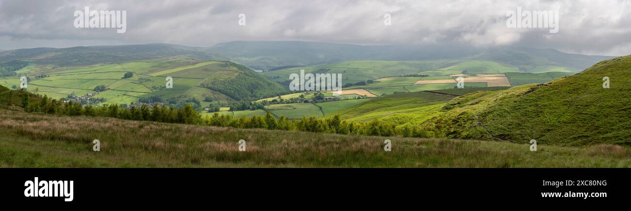 Colline intorno a Hayfield nell'High Peak con Kinder Scout sotto nuvole basse all'inizio dell'estate. Foto Stock