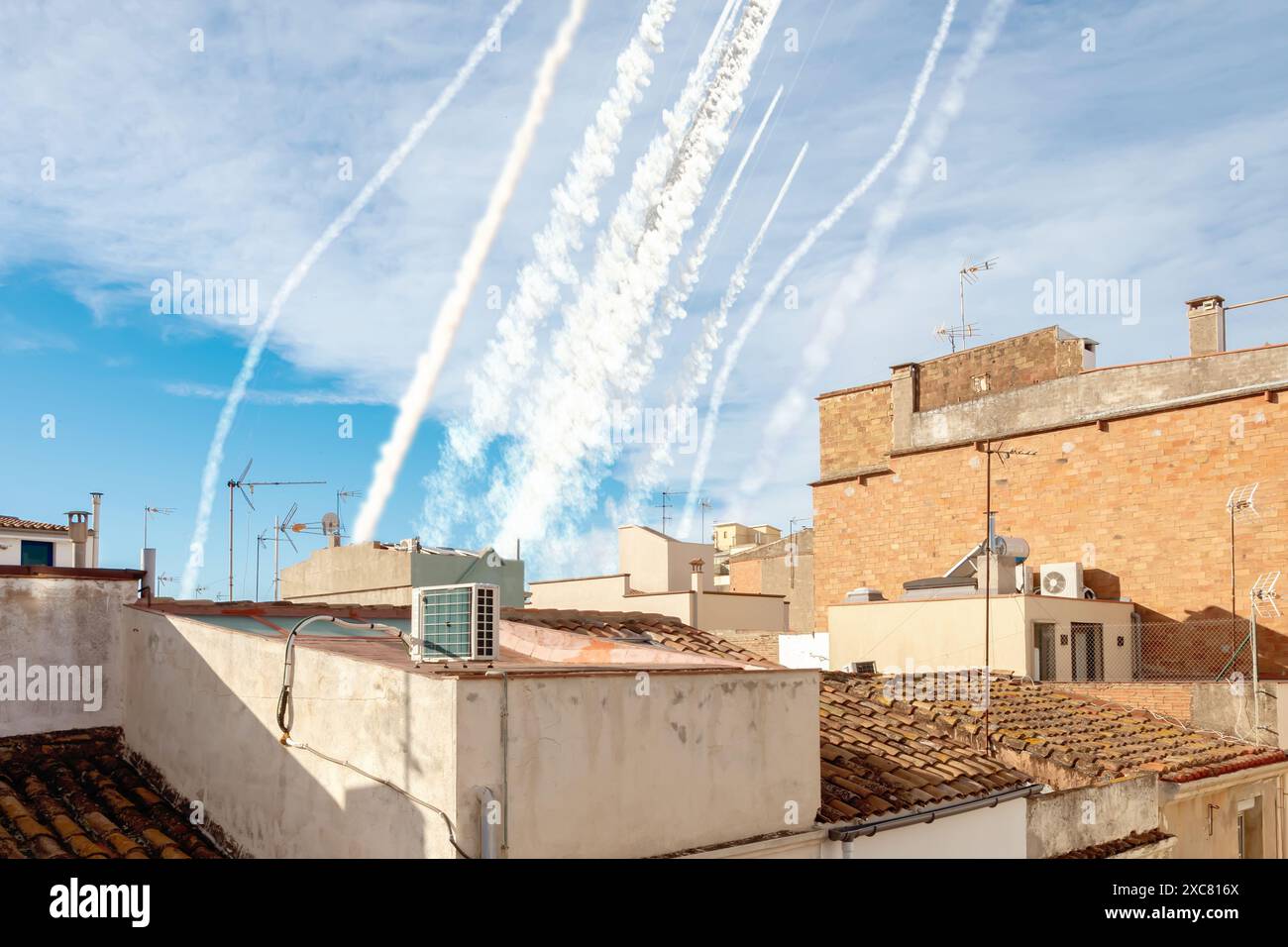 Il sistema di difesa aerea israeliano abbatte i razzi, fuma dai lanci dei razzi. Concetto: Attacco razzo, guerra in Israele, Cupola di ferro. Foto Stock