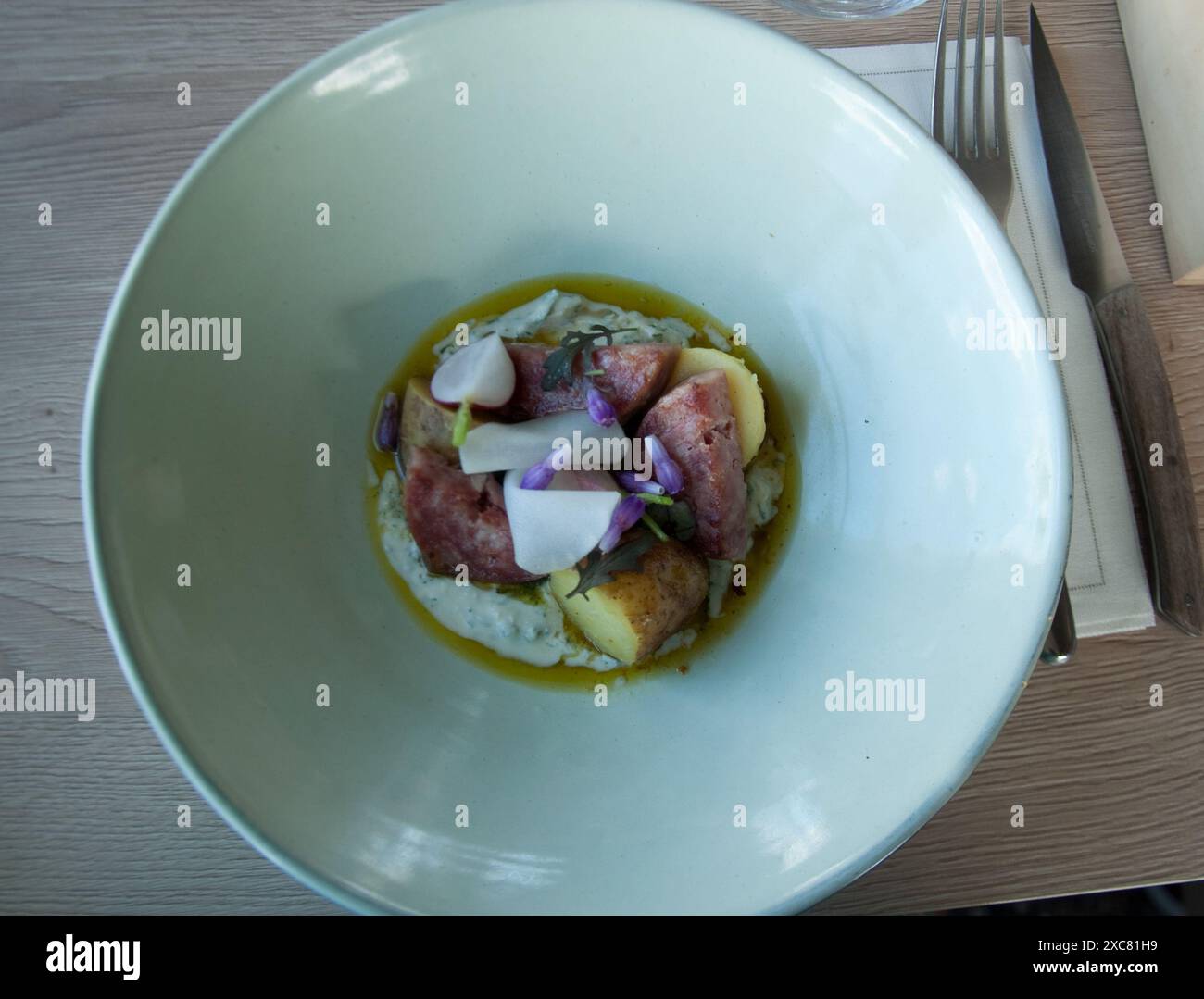 Primo piatto, moderno ristorante francese; Avenas, Rhône; Auvergne-Rhône-Alpes; Rhône. Piatto di salsiccia, cucina francese moderna; Nouvelle Cuisine; cucina francese Foto Stock