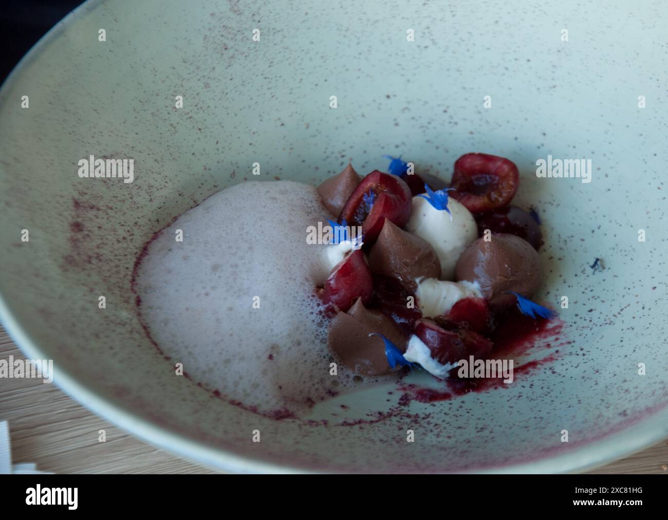 Dessert, moderno ristorante francese; Avenas, Rhône; Auvergne-Rhône-Alpes; Rhône; piatto di frutta; cucina francese moderna; Nouvelle cuisine; cucina francese; Foto Stock