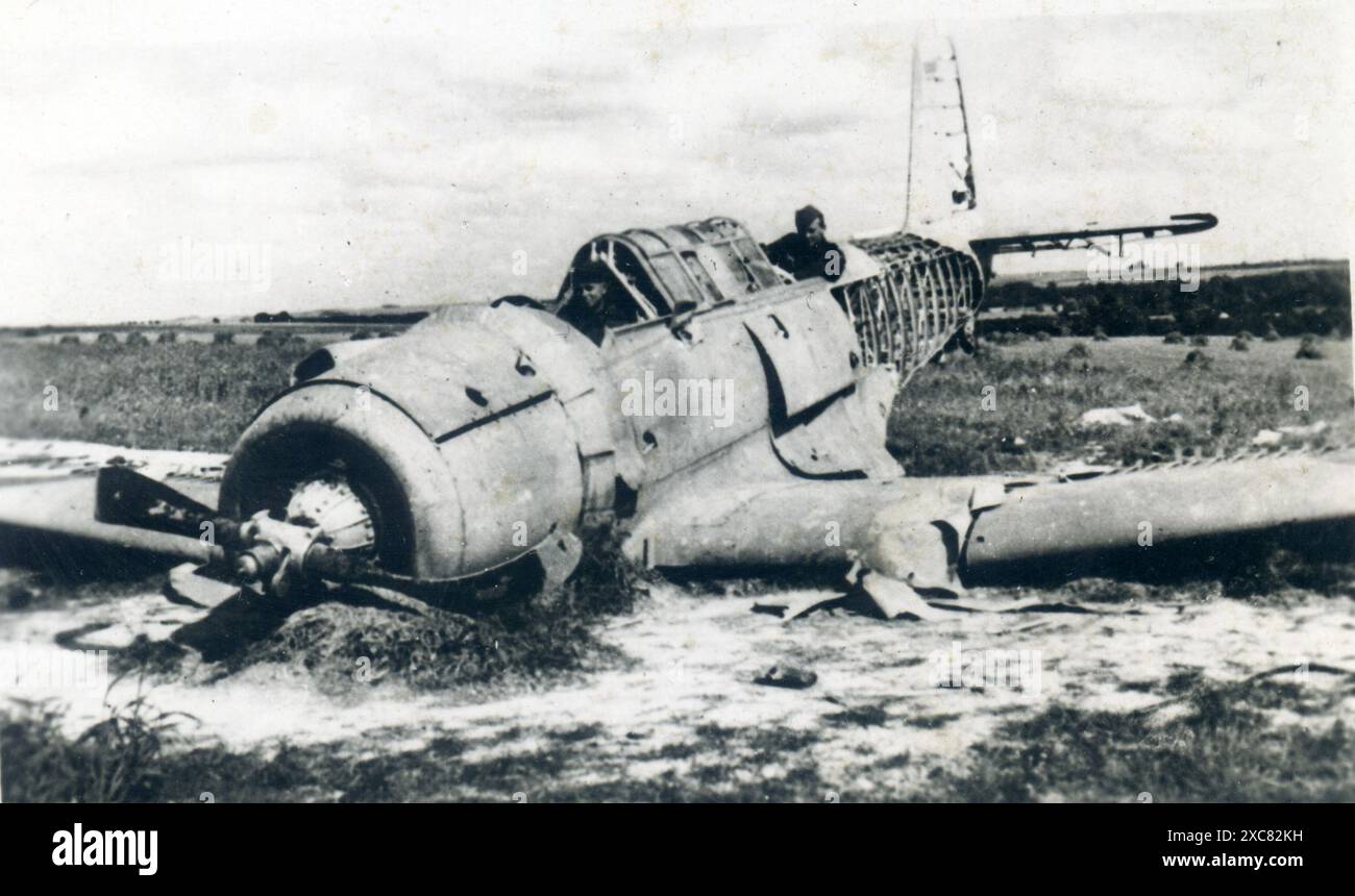Seconda guerra mondiale - 2 soldati tedeschi all'interno distrutto aereo americano Vought SB2U Vindicator - probabilmente la francia Foto Stock