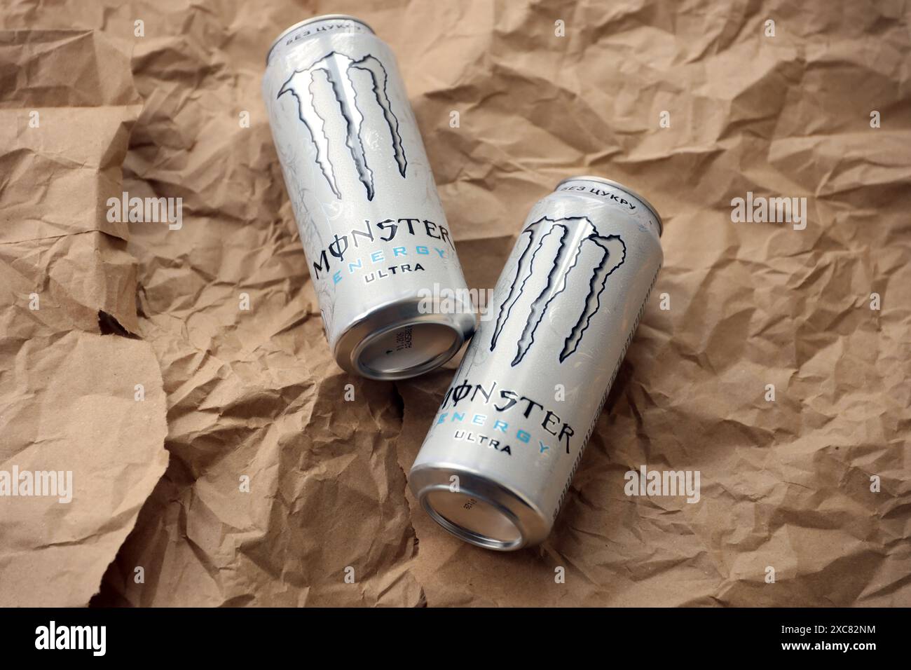 KIEV, UCRAINA - 20 APRILE 2024 lattina di Monster Energy drink ultra su sfondo di carta. Introdotto nel 2002, Monster ha ora oltre 30 bevande diverse con un alto contenuto di caffeina Foto Stock