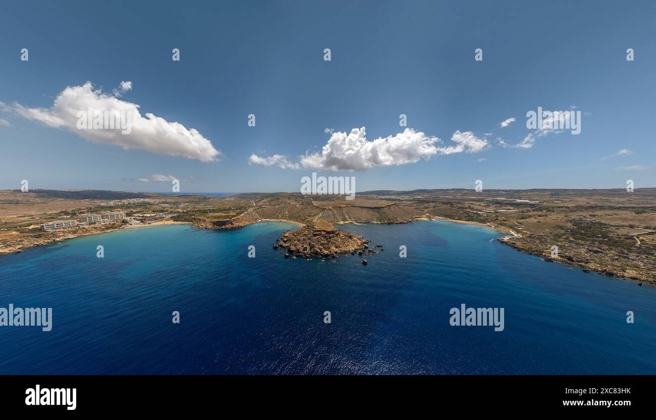 Mgarr, Malta - Panorama della baia di Gnejna, la spiaggia più bella di Malta e rocce dorate prese da Ta Lippija Foto Stock