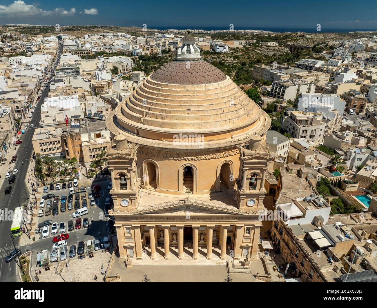 Mgarr, Malta - Panorama della baia di Gnejna, la spiaggia più bella di Malta e rocce dorate prese da Ta Lippija Foto Stock