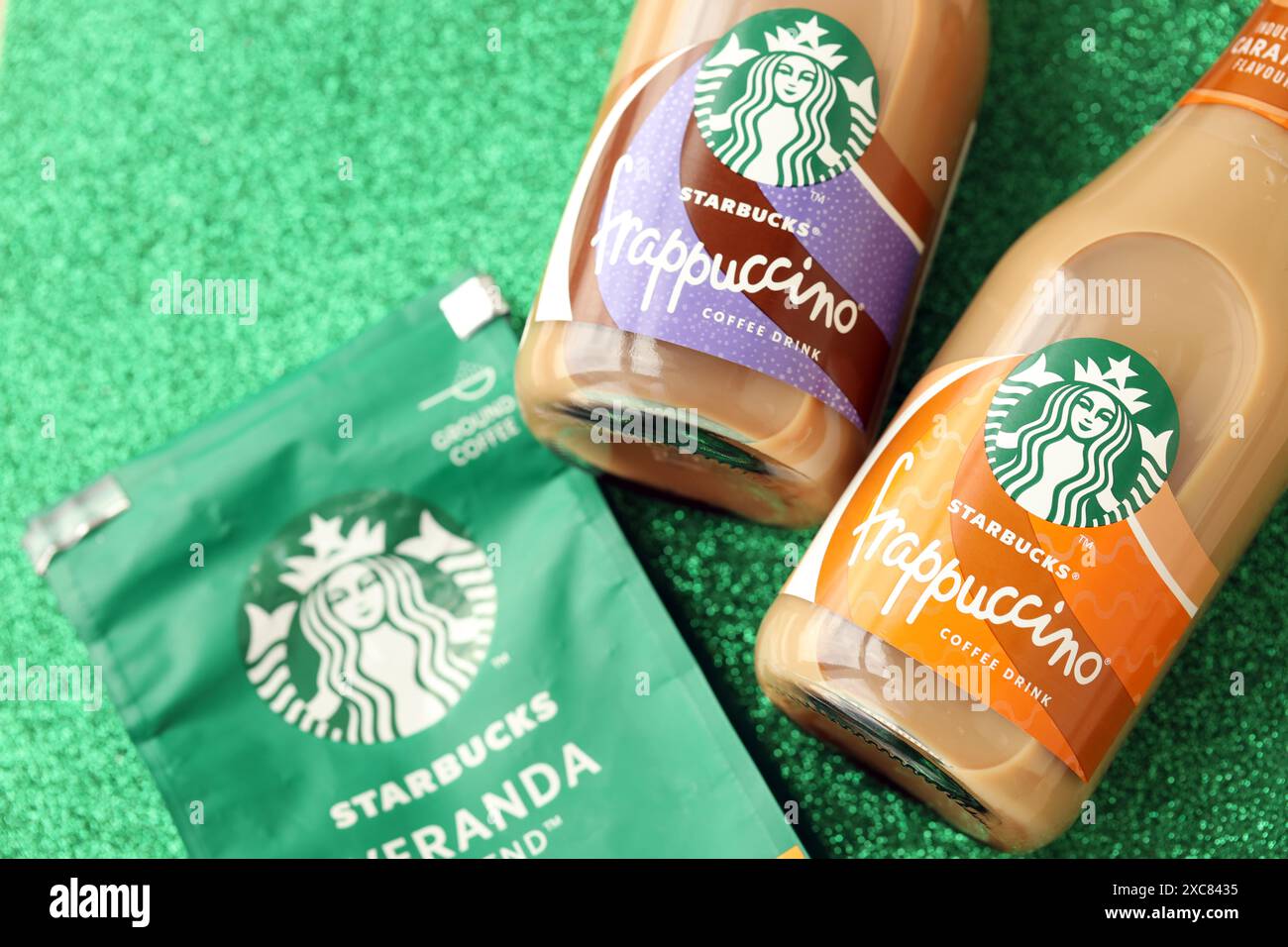 KIEV, UCRAINA - 20 APRILE 2024 Starbucks Frappuccino Coffee drink. Starbucks con sede a Seattle è la più grande azienda di caffè al mondo, con oltre 20.000 negozi in 62 paesi Foto Stock