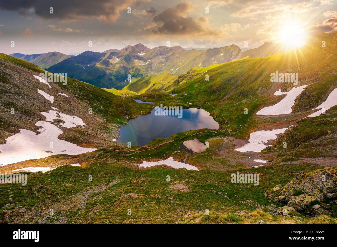 paesaggio tranquillo con lago alpino in estate al tramonto. splendido paesaggio naturale alla luce della sera. ambiente all'aperto tranquillo e verde Foto Stock