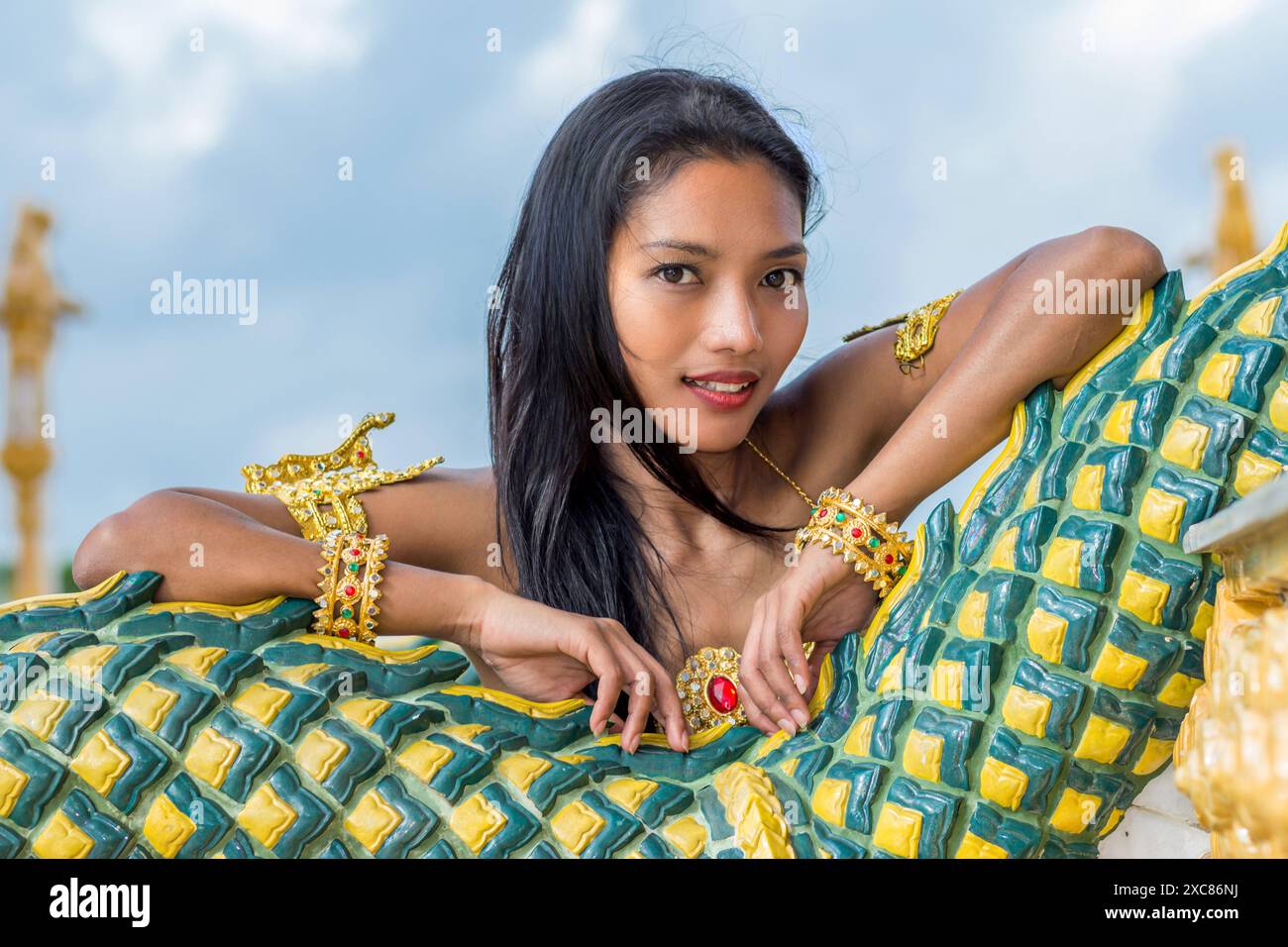 Donna tailandese in costume tradizionale ballerina tailandese nel tempio buddista Foto Stock