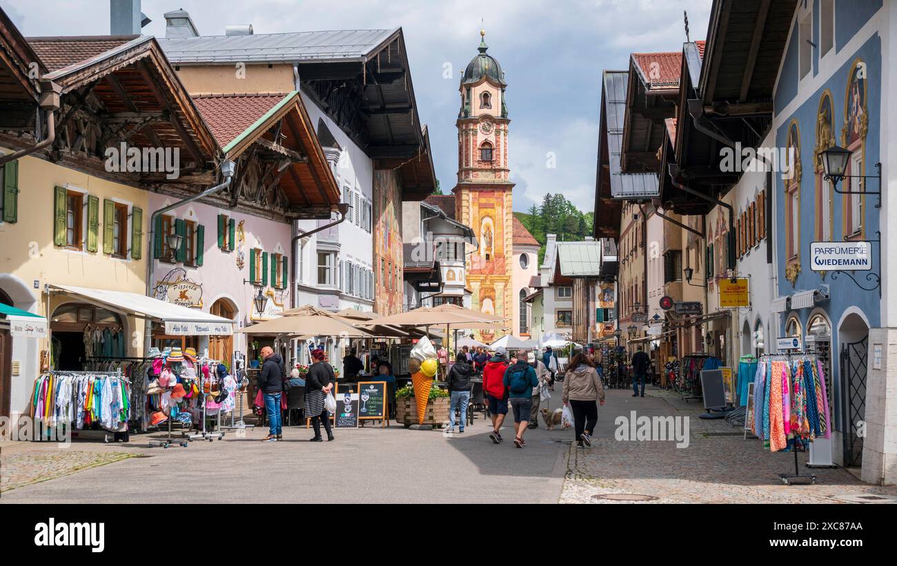 Die Marktgemeinde Mittenwald mit historischen Gebäuden Mittenwald liegt im Landkreis Garmisch-Partenkirchen, ist Deutschlands höchstgelegener Luftkurort und berühmt wegen der traditionellen Kunst des Geigenbaus. In der historischen Altstadt sind viele Häuser auf der Fassade mit kunstvoller Lüftlmalerei geschmückt. Blick in die Fußgängerzone mit den historischen Gebäuden der Altstadt. Mittenwald Bayern Deutschland *** la città mercato di Mittenwald con edifici storici Mittenwald si trova nel quartiere di Garmisch Partenkirchen, è la più alta località climatica della Germania ed è famosa per Foto Stock