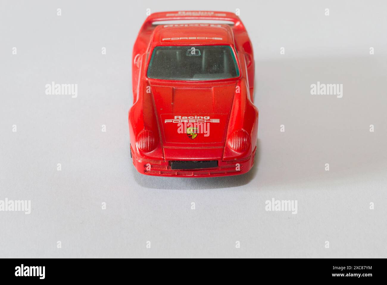 Red Porsche Toy car per bambini, macchina in miniatura prodotta da Bburago Foto Stock