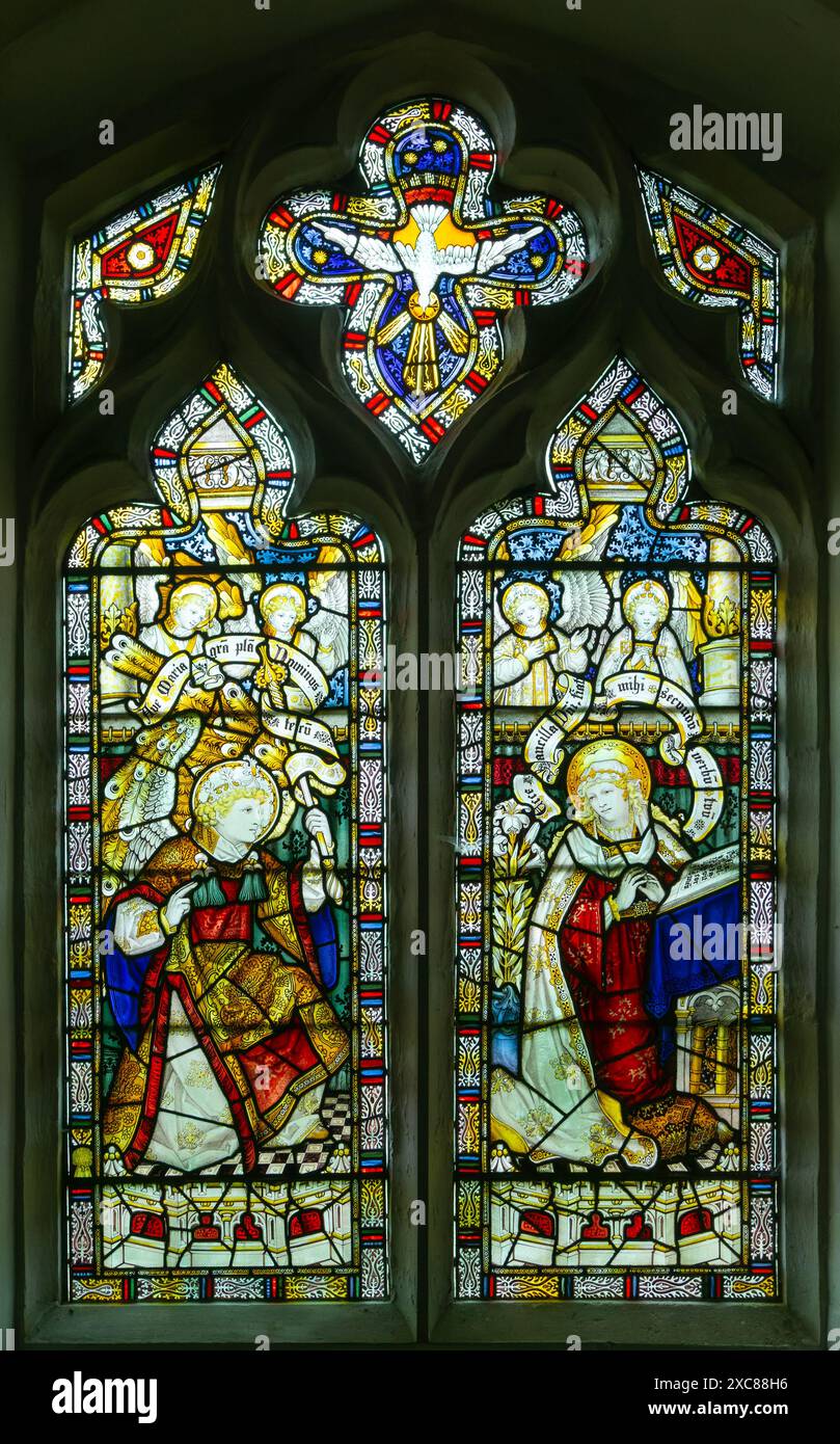 Vetrata dell'Annunciazione di Charles EAMER Kempe, chiesa di San Botolfo, Burgh, Suffolk, Inghilterra, Regno Unito c 1902 - Gabriel e Maria Foto Stock