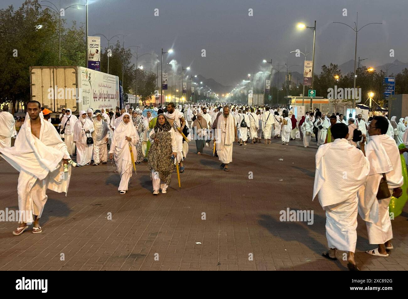 I pellegrini musulmani arrivano sul monte Arafat durante il pellegrinaggio Hajj 2024, a sud-est della Mecca i pellegrini musulmani arrivano sul monte Arafat durante il pellegrinaggio Hajj 2024, a sud-est della Mecca, Arabia Saudita, 15 giugno 2024. I pellegrini iniziarono a rifugiarsi nelle pianure del monte Arafat fin dalle prime ore del giorno per eseguire uno dei più importanti rituali del pellegrinaggio Hajj. Le autorità saudite hanno detto che oltre 1,5 milioni di pellegrini sono arrivati in Arabia Saudita per la stagione Hajj di quest'anno. I musulmani che quest'anno partecipano al pellegrinaggio islamico Hajj dovranno affrontare la sfida di un aumento significativo delle temperature, che pone un Foto Stock