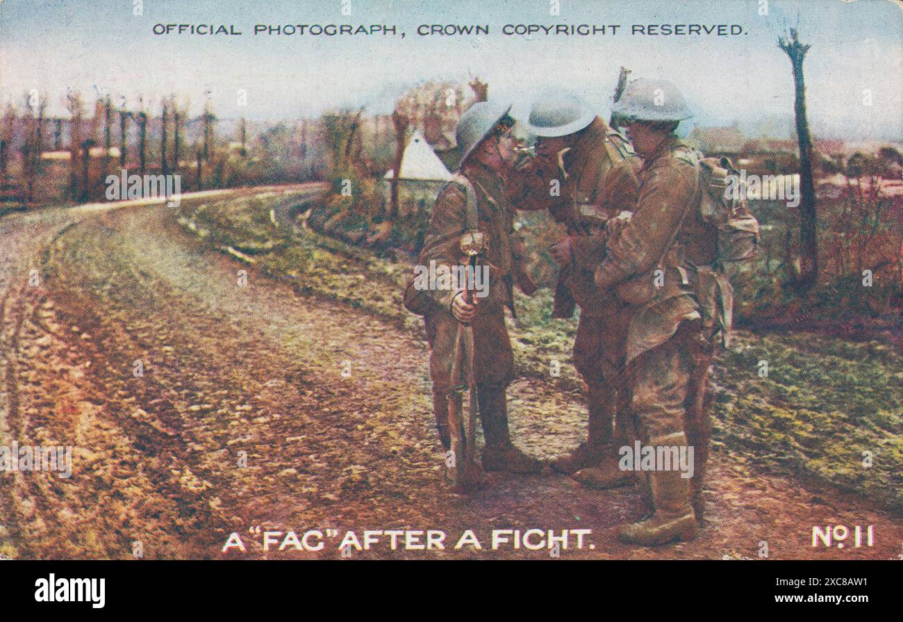 Tre soldati britannici si trovano su una strada sterrata dopo una battaglia durante la prima guerra mondiale. Un soldato accende la sigaretta dagli altri, un momento di cameratismo nel mezzo di un conflitto. L'immagine viene acquisita con una stampa a colori. Foto Stock