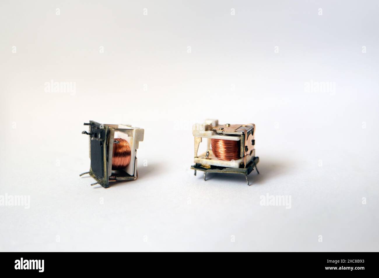 All'interno dei relè elettromeccanici della base piccola. Il relè è un interruttore azionato elettricamente. Foto Stock